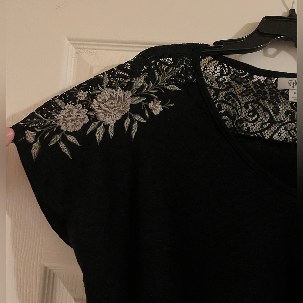 Lace detail floral embroidered crop top tie front - Picture 2 of 9